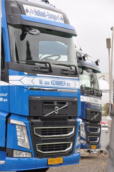 Etupaneelimuovi kiinnitettäväksi Volvo FH4 -maskiin