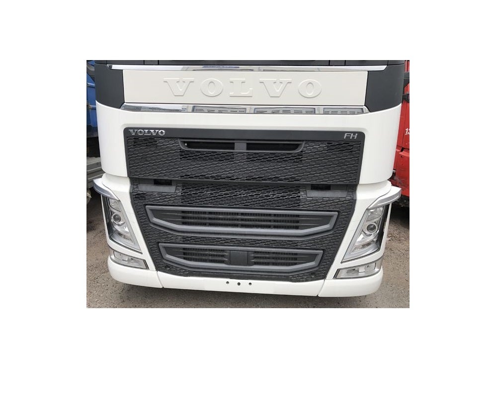 Etupaneelimuovi Volvo-logolla Volvo FH4:n maskiin