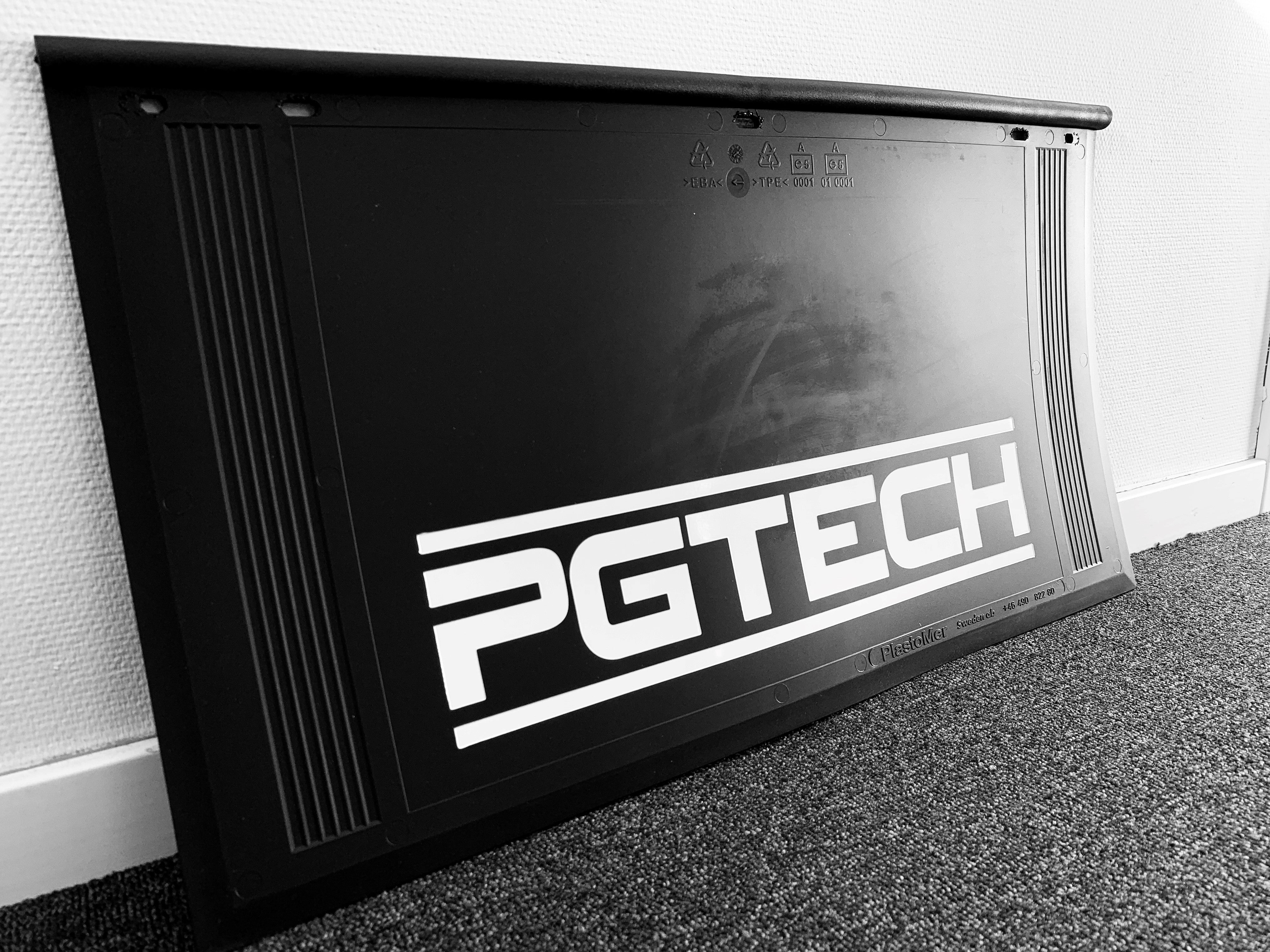 Roiskeläppä Pgtech 650 x 350 Valkoinen logo