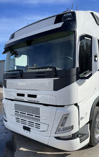 Etupaneelimuovi asennettavaksi Volvo FM5/FMX -maskiin