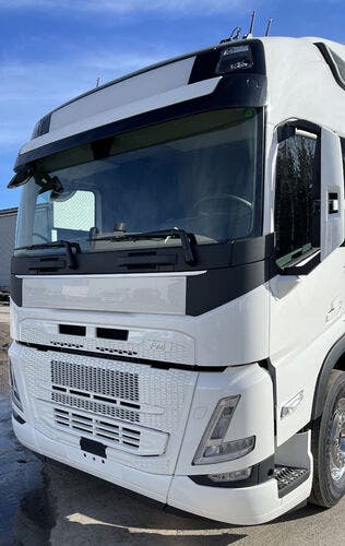 Etupaneelimuovi asennettavaksi Volvo FM5/FMX -maskiin