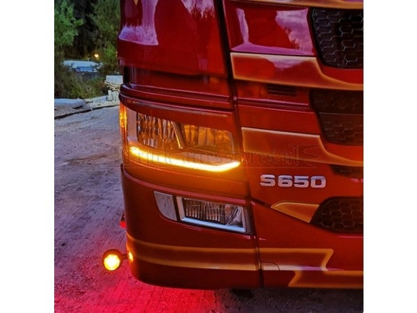 Oranssi äärivalo LED Scania S + R 2016+